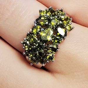 White Gold green peridot cluster ring stamped 10k